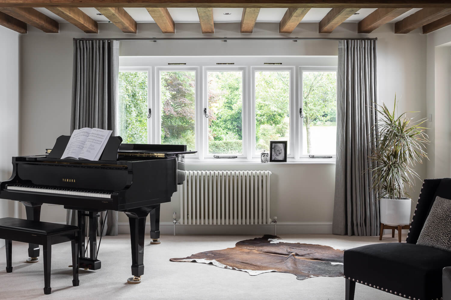 livingroom with beams and grand piano